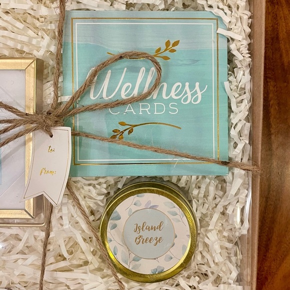 New Eccolo Wellness Gift Set With Card Set, Frame, Island Breeze Scented Candle. - Picture 6 of 13